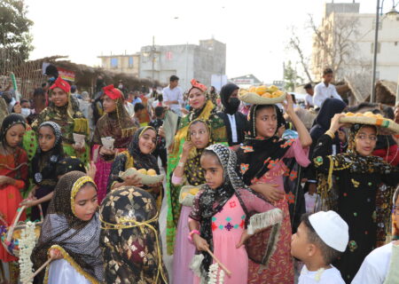 آغاز هشتمین دوره جشنواره شکر گزاری انبه واسمون گل در میناب با اجرای کارناوال خیابانی
