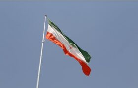 اهتزاز بزرگترین پرچم جمهوری اسلامی ایران نصب شده در هرمزگان در میناب